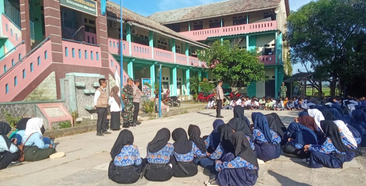 Babinsa Koramil 1605 Sukagumiwang Indramayu Melakukan Sosialisasi Maklumat Kenakalan Pelajar