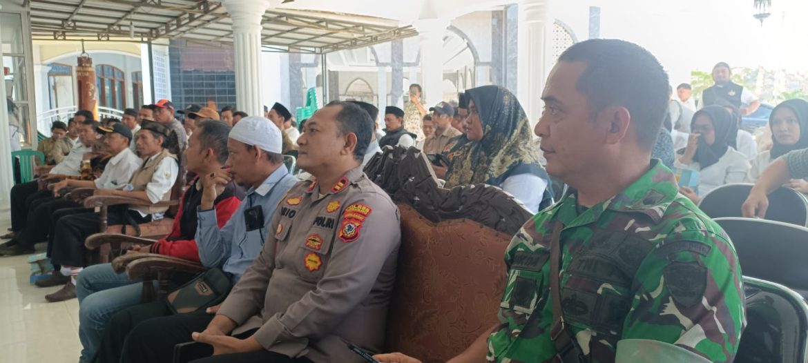Babinsa Koramil 1609 Juntinyuat Indramayu Melakukan Sosialisasi Pemilihan Kuwu Serentak di 139 Desa Dengan Sistem Digital Tahun 2025