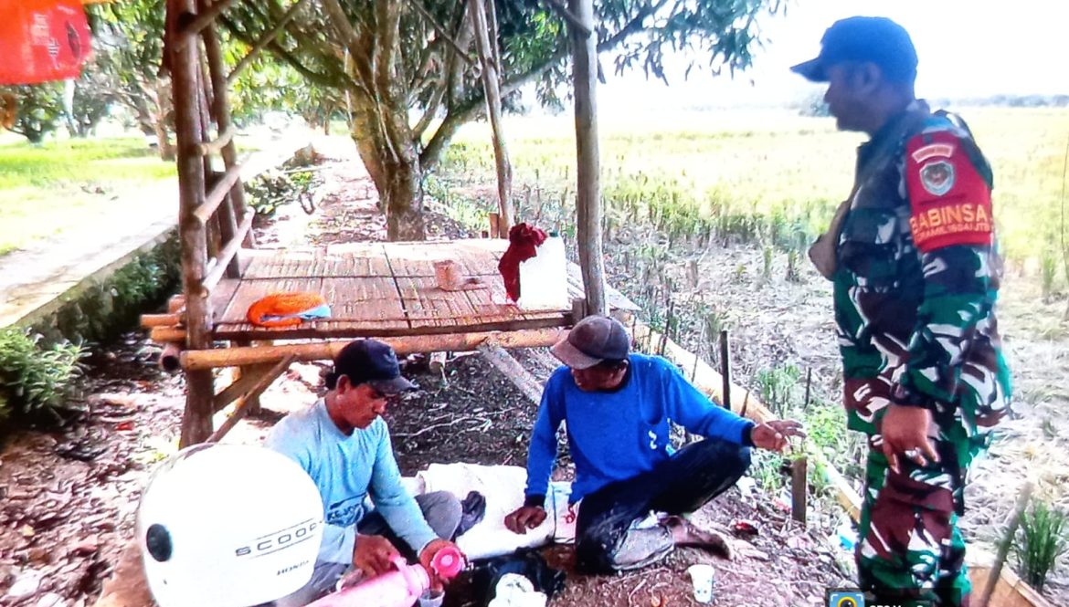 Anggota Koramil 1604 Jatibarang Indramayu Melakukan Komsos bersama Masyarakat Desa Krasak 