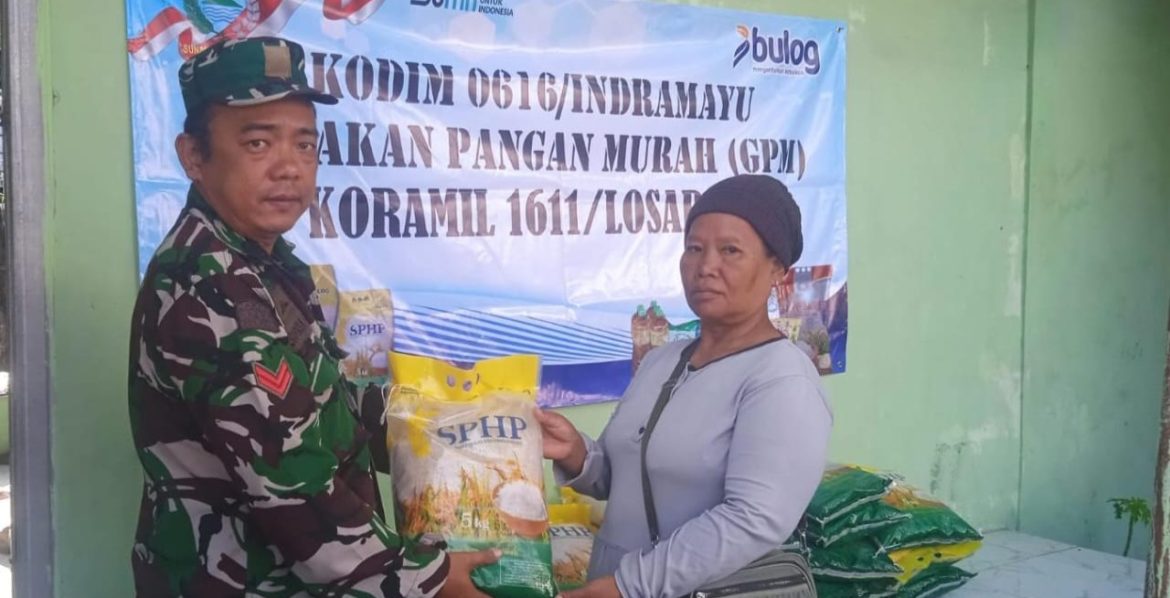 Danramil 1611 Losarang Indramayu Melaksanakan Gerakan Pangan Murah (GPM) 