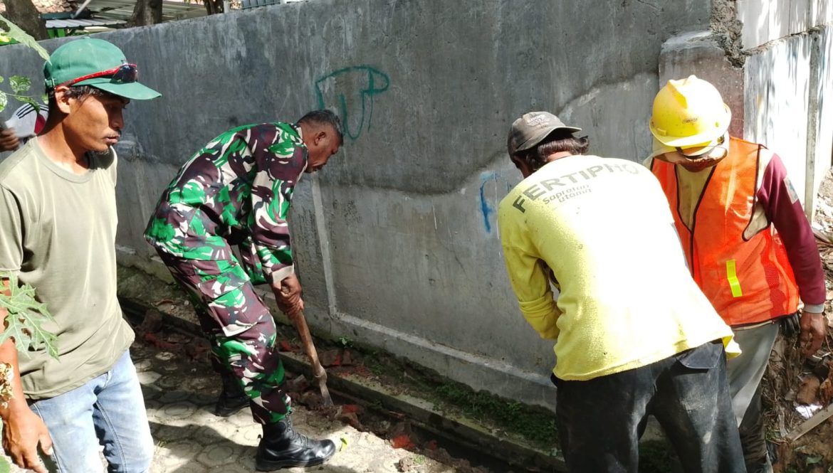 Babinsa Koramil 1611 Losarang Indramayu Melakukan Kegiatan Karya Bakti di Desa Jangga 