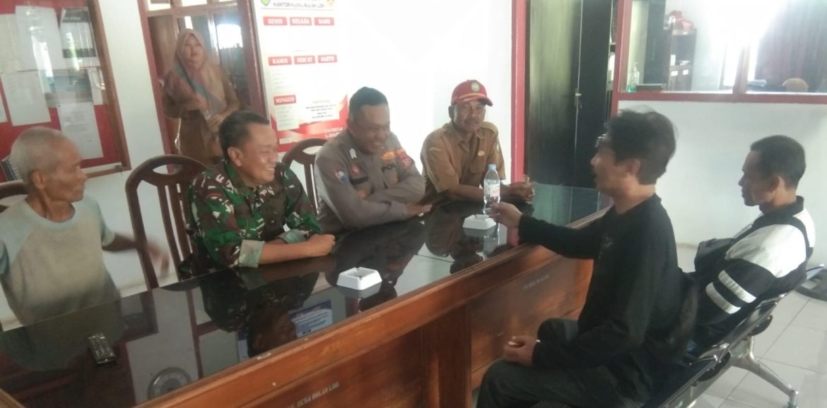 Anggota Koramil 1604 Jatibarang Indramayu Melakukan Komsos Bersama Masyarakat Desa Bulak Lor 