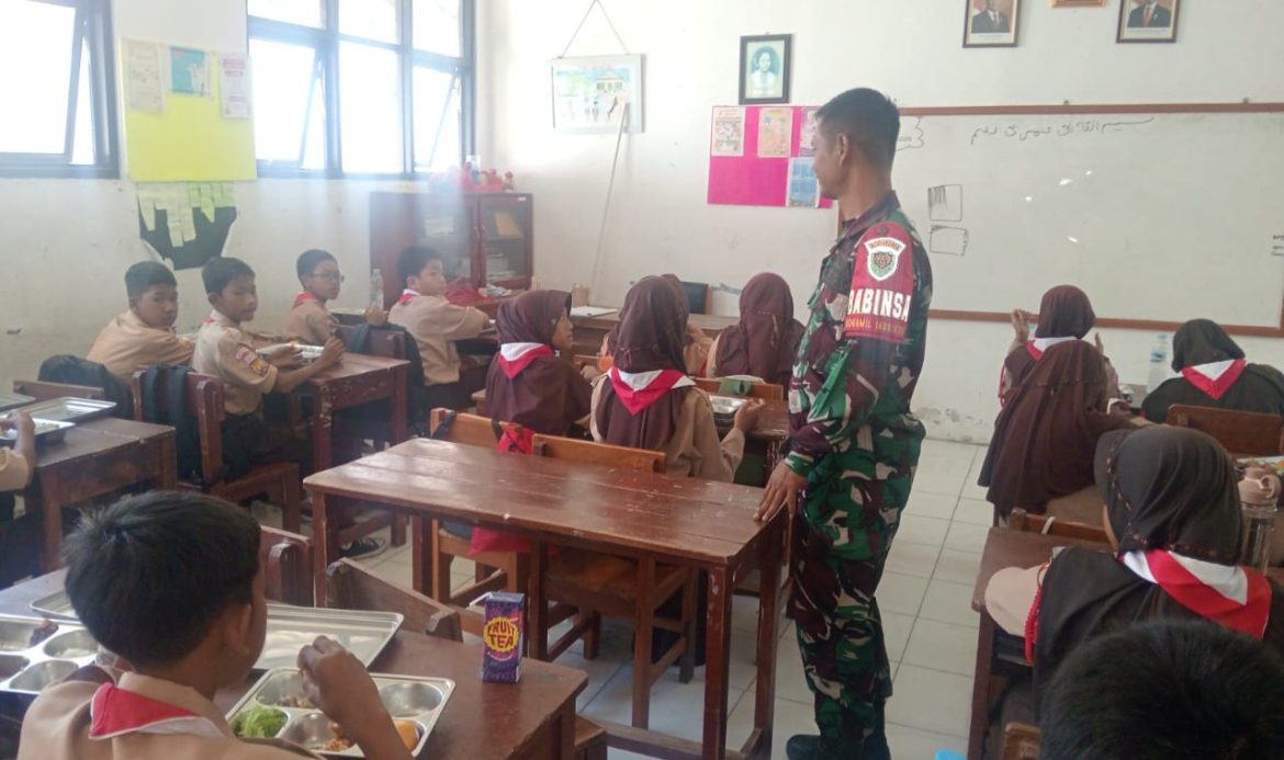 Babinsa Koramil 1608 Karangampel Indramayu Monitoring Kegiatan Pelayanan SPPG dan Pendistribusian Makan Bergizi Gratis (MBG) 