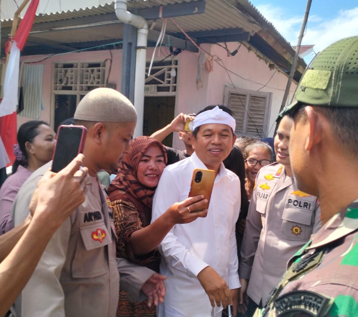 Anggota Koramil 1602 Sindang Indramayu Menghadiri Kunjungan Gubernur Jawa Barat Dalam Rangka Siraturahim Ke Rumah Korban Pembunuhan Almarhumah Putri Apryani Desa Rambatan Wetan 
