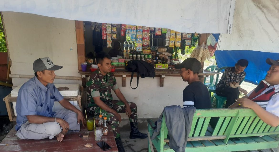 Babinsa Koramil 1602 Sindang Indramayu Melakukan Komsos Dengan Masyarakat Desa Cemara 