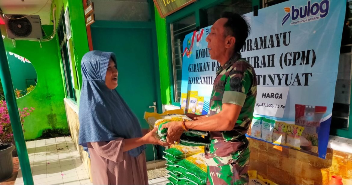 Personil Koramil 1609 Juntinyuat Monitoring Penjualan Beras SPHP Bulog Pcs/Karung 