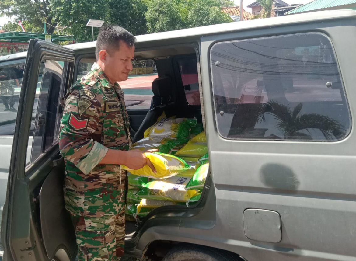 Personil Koramil 1609 Juntinyuat Indramayu Melakukan Pengambilan Beras Untuk Stabilisasi Pasokan Pangan 