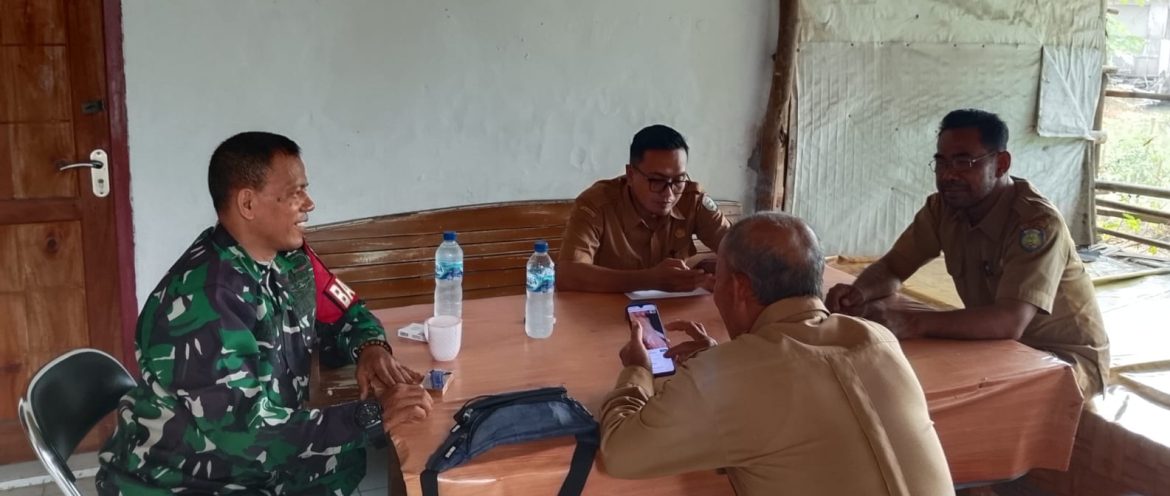 Babinsa Koramil 1603 Lohbener Indramayu Melakukan Komsos Bersama Pamong Desa Lohbener di Blok Desa Desa Lohbener