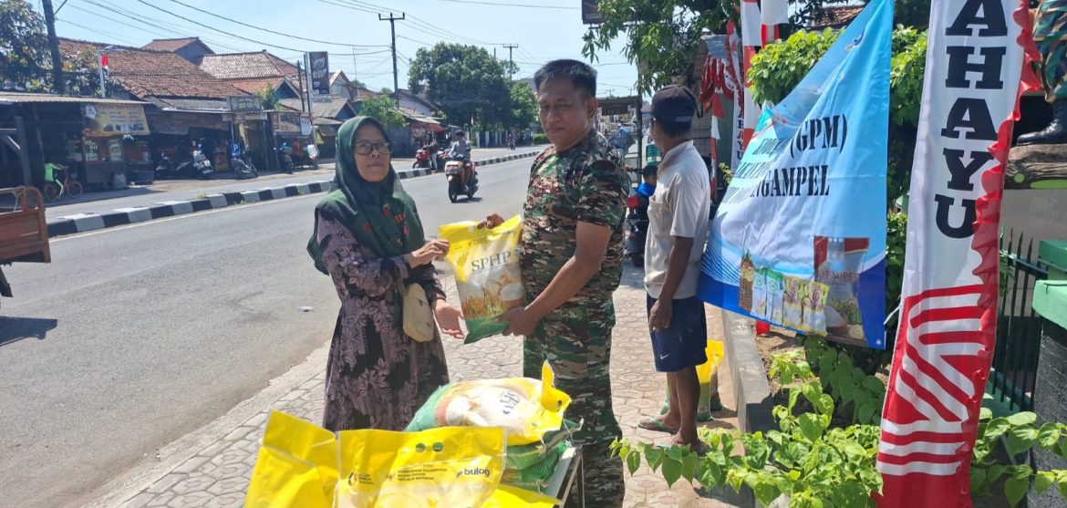 Anggota Koramil 1608 Karangampel Indramayu Melaksanakan Penjualan Beras Gerakan Pangan Murah (GPM)