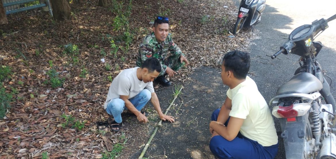 Babinsa Koramil 1608 Karangampel Indramayu Melakukan Komsos Bersama Warga Desa Kedokan Agung