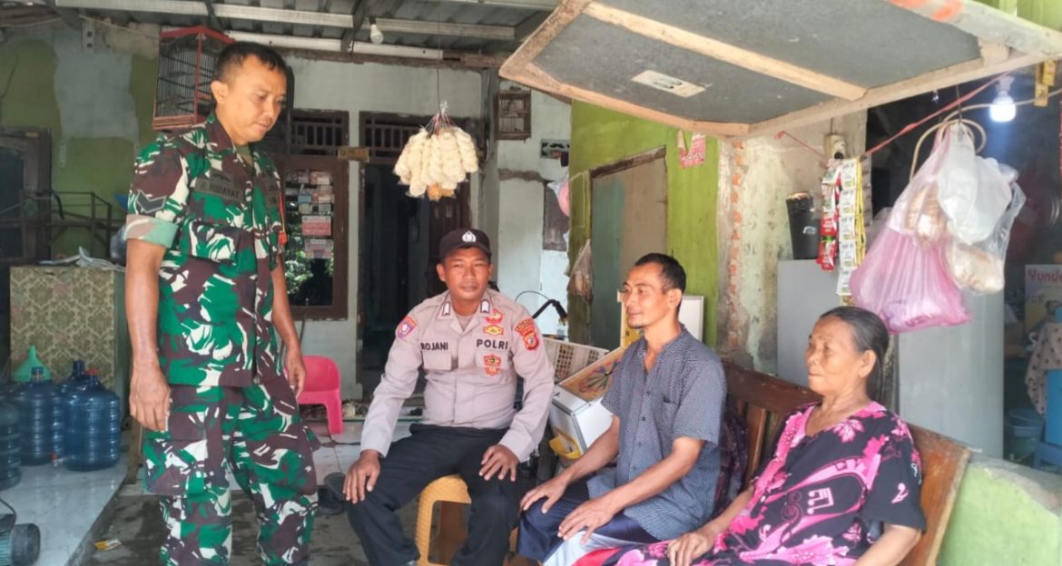 Anggota Koramil 1603 Lohbener Indramayu Melakukan Komsos Dengan Masyarakat Desa Bojongslawi    