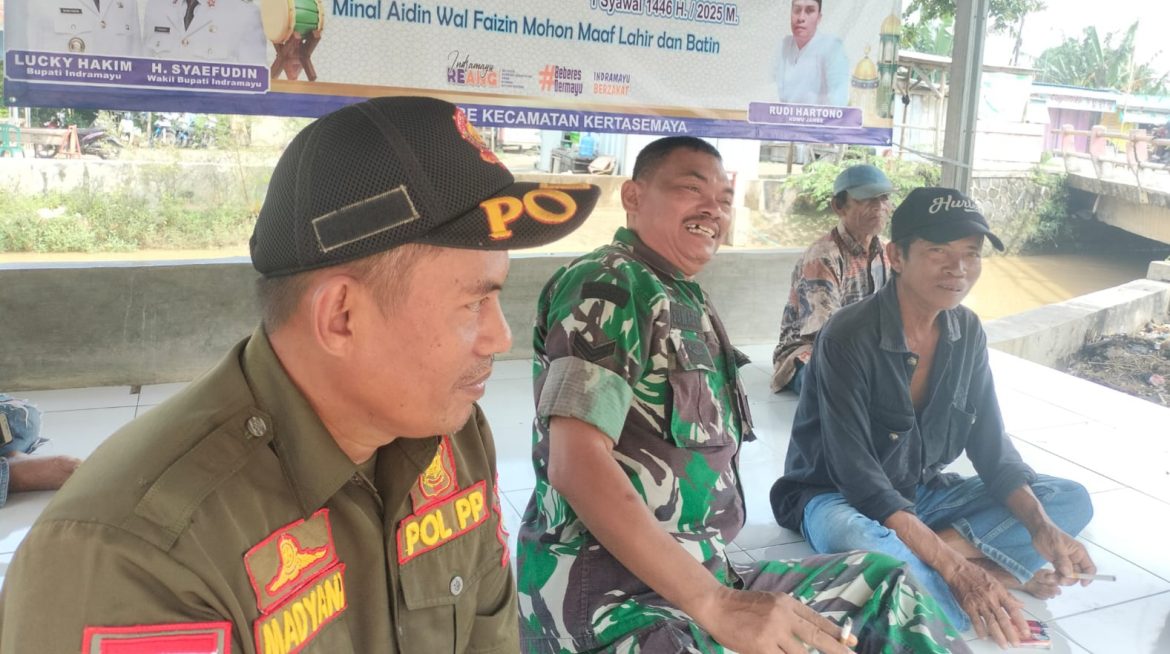 Babinsa Koramil 1605 Sukagumiwang Indramayu Melakukan Komsos Bersama Masyarakat Desa Tenajar Lor