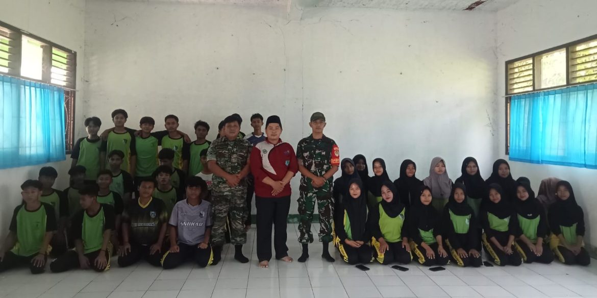 Anggota Koramil 1602 Sindang Indramayu Melakukan Pemberian Materi Kedisiplinan kepada Murid SMKS NU Karanganyar di Desa Karanganyar 