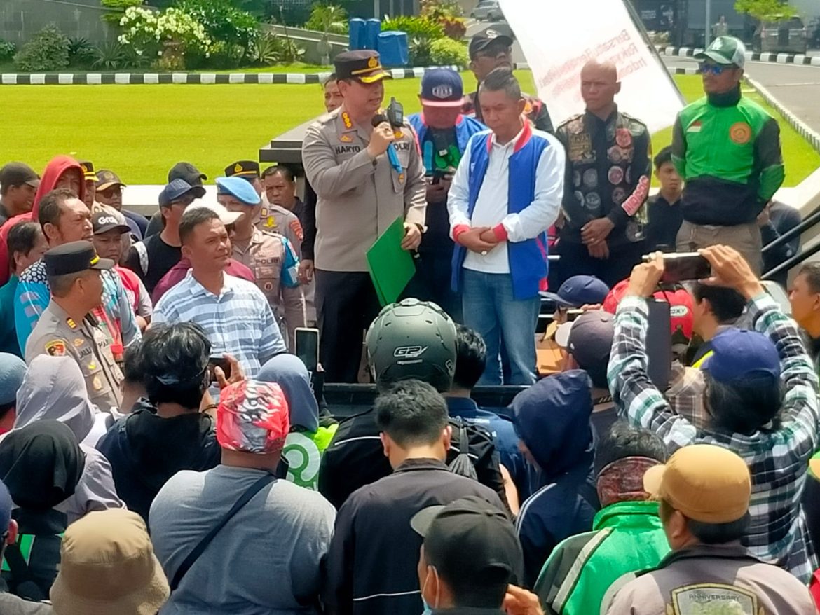 Ratusan driver ojek online yang menggelar aksi solidaritas dengan bersholawat untuk Almarhum Affan Kurniawan Di depan Mapolda Sumsel