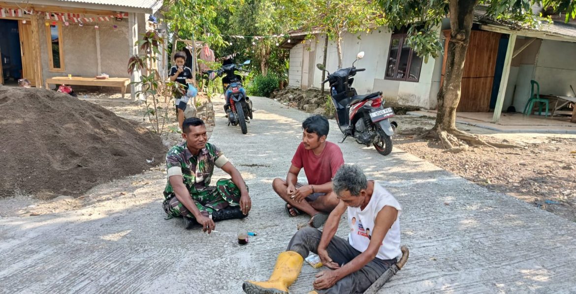 Babinsa Koramil 1605 Sukagumiwang Indramayu Melakukan Komsos Dengan Masyarakat Desa Lemahayu Kertasemaya