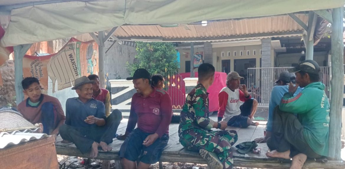 Babinsa Koramil 1608 Karangampel Indramayu Melakukan Komsos Bersama Kelompok Tani Desa Tanjung Sari 