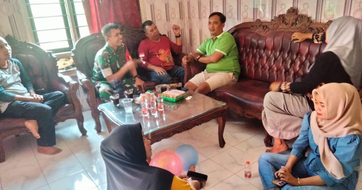 Jaga Kondusifitas Lingkungan, Babinsa Koramil 1602 Sindang Indramayu Komsos Bersama Ketua dan Anggota Karang Taruna