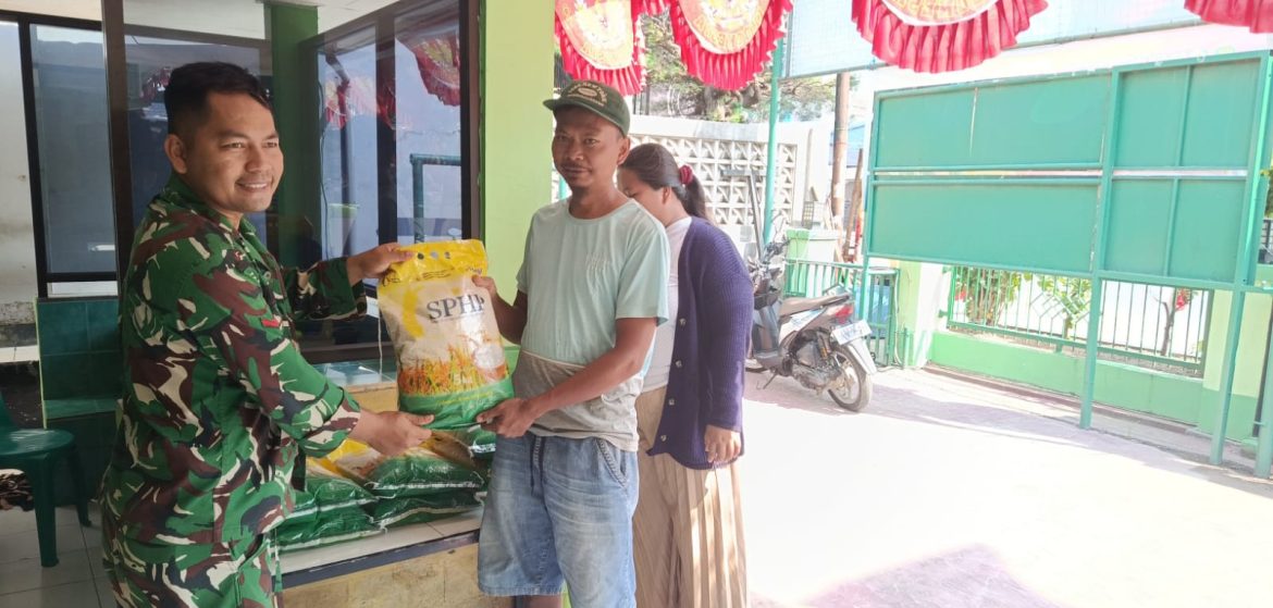 Gerakan Pangan Murah, Koramil 1608 Karangampel Indramayu Melakukan Penjualan Beras Medium Kemasan 5 Kg SPHP