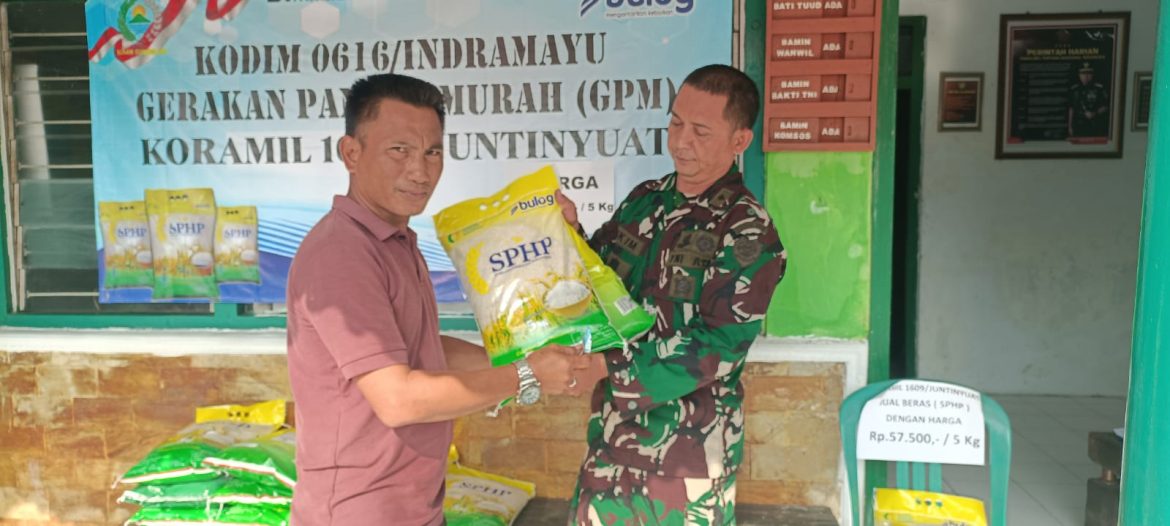 Gerakan Pangan Murah, Koramil 1609 Juntinyuat Indramayu Menggelar Penjualan Beras SPHP Dari Bulog 