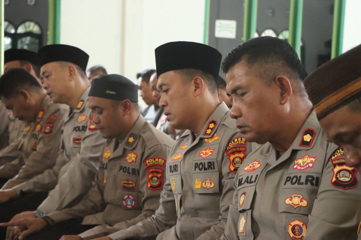 Kapolres banyuasin bersama personil polres Banyuasin melaksanakan solat ghaib dan yasinan mendoakan almarhum Affan