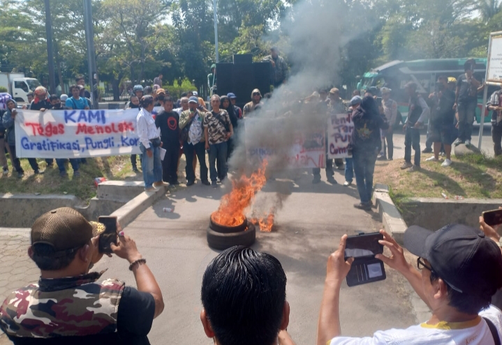 Demo Disdik Kota Cirebon , Hentikan Pungli dan Minta Transparansi Dana Sekolah