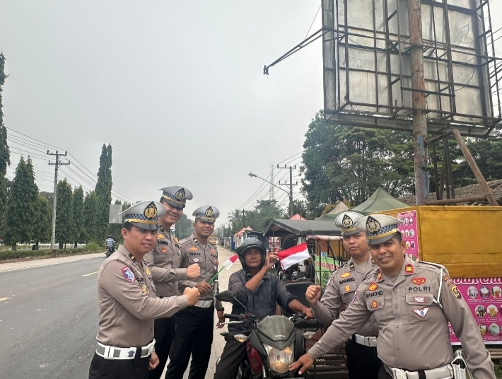 SAT INTELKAM DAN SAT LANTAS POLRES OGAN ILIR GELAR PEMASANGAN BENDERA MERAH PUTIH DI KENDARAAN*