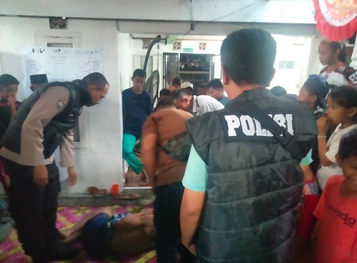 Polsek Rantau Alai Polres Ogan Ilir Datangi TKP dan Terima Serahan Pelaku Penusukan Dari Warga Masyarakat