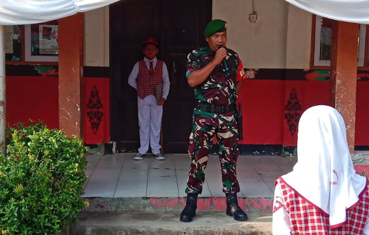 Koramil 1608 Karangampel Indramayu Melakukan Kegiatan Upacara Bendera di SDN Dukuh Jeruk 2