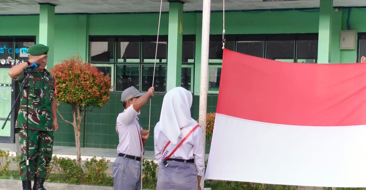 Danramil 1608 Karangampel Indramayu Kapten Inf Dadang Iskandar Melakukan Upacara Bendera SMK NU Kaplongan