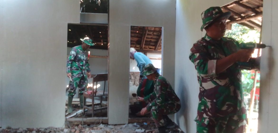 Anggota Koramil 1602 Sindang Indramayu Melakukan Kegiatan BSMSS Rehab Rutilahu Desa Cikawung