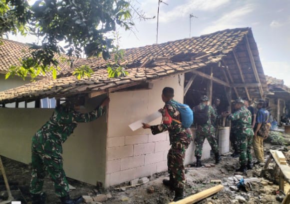 TNI Bersama Rakyat Membangun Desa, BSMSS Wujudkan Rutilahu di Desa Cikawung