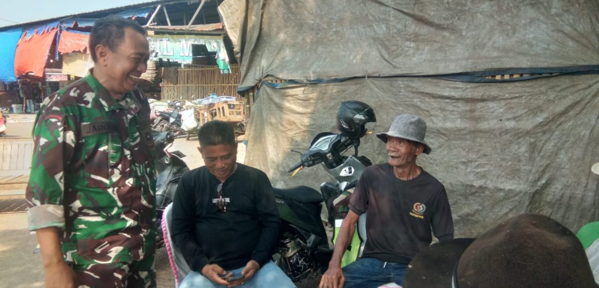 Peltu Jarodin Anggota Koramil 1604/Jatibarang Indramayu Bersama Warga Masyarakat Desa Bulak Lor
