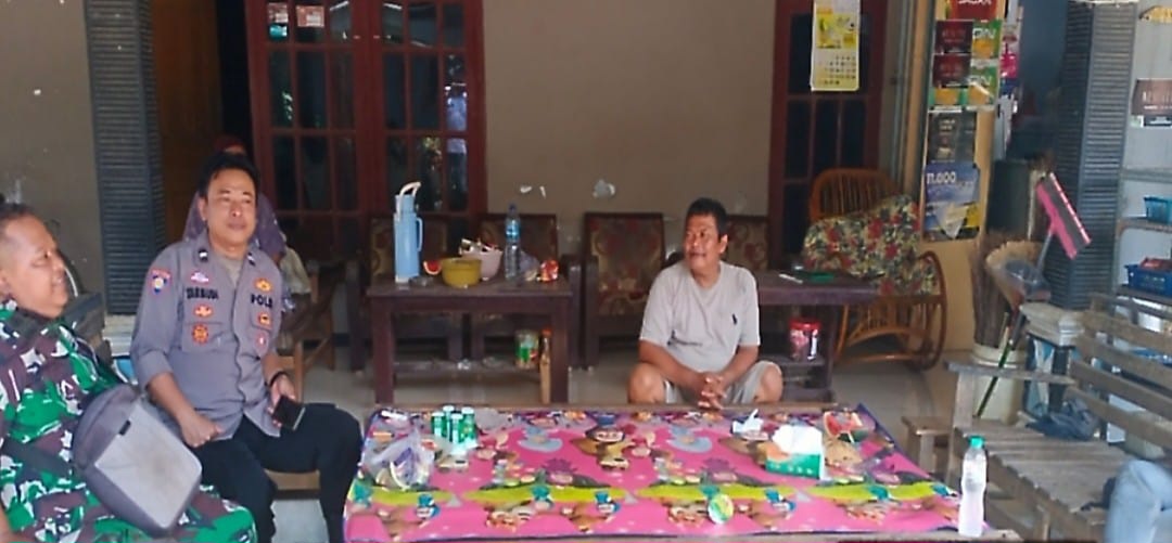 Babinsa Koramil 1605 Sukagumiwang Indramayu Melakukan Komsos Bersama Masyarakat Blok Plumbon