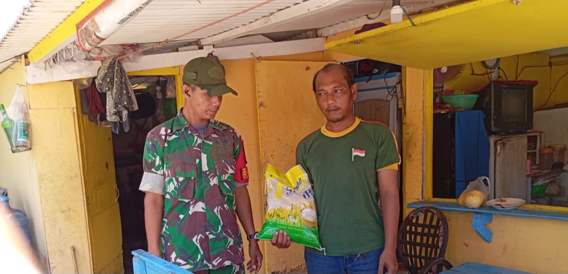 Babinsa Koramil 1602 Sindang Indramayu Melakukan Penjualan Beras, Gerakan Pangan Murah Untuk Masyarakat 
