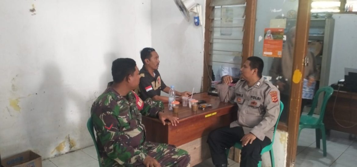 Tingkatkan Sinergitas TNI-POLRI, Babinsa Koramil 1611 Losarang Indramayu Komsos Kantor Desa Jumbleng 