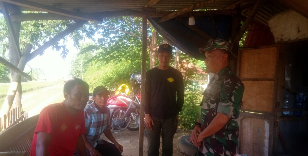 Babinsa Koramil 1605 Sukagumiwang Indramayu Melakukan Komsos Bersama Pegawai PU dan Masyarakat