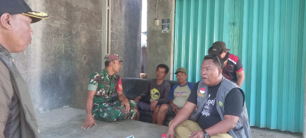 Anggota Koramil 1603 Lohbener Indramayu Melakukan Komsos Bersama Warga Masyarakat Desa Kiajaran Kulon Blok Teluk
