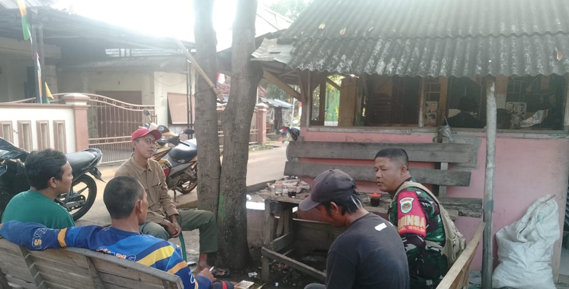 Anggota Koramil 1611 Losarang Indramayu Melakukan Komsos Bersama Masyarakat Desa Puntang