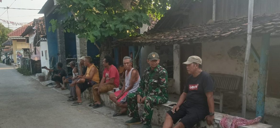 Babinsa Koramil 1611 Losarang Indramayu Melakukan Komsos Bersama Masyarakat Blok Karanganyar Desa Jangga 