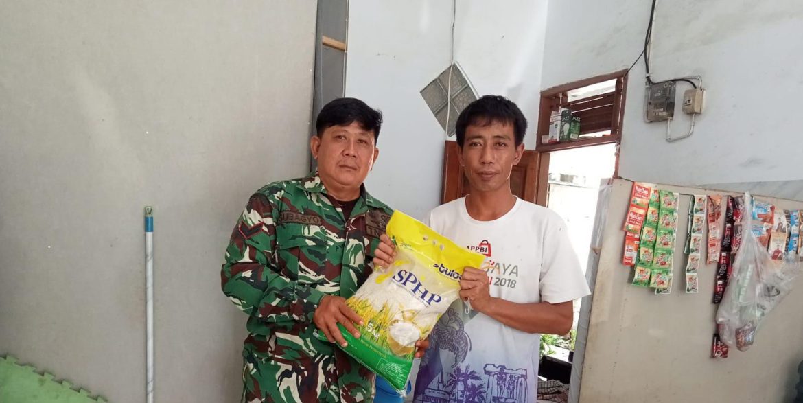 Koramil 1602 Sindang Indramayu Melakukan Kegiatan Gerakan Pangan Murah Dengan Melakukan Penjualan Beras 