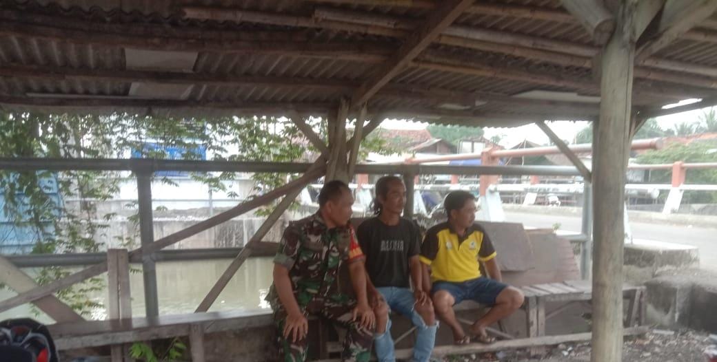 Babinsa Koramil 1605 Sukagumiwang Indramayu Melakukan Kegiatan Komsos Bersama Petani 