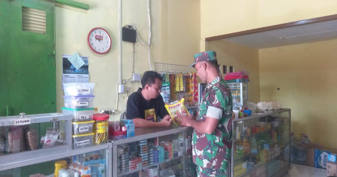 Babinsa Koramil 1603 Lohbener Indramayu Monitoring Harga Kebutuhan Pokok Rumah Tangga di Wilayah Binaan 