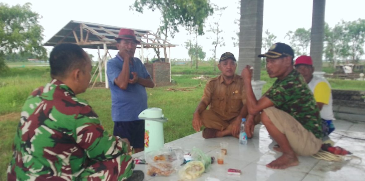 Babinsa Koramil 1611 Losarang Indramayu Komsos Bersama Masyarakat Blok Pangkalan 