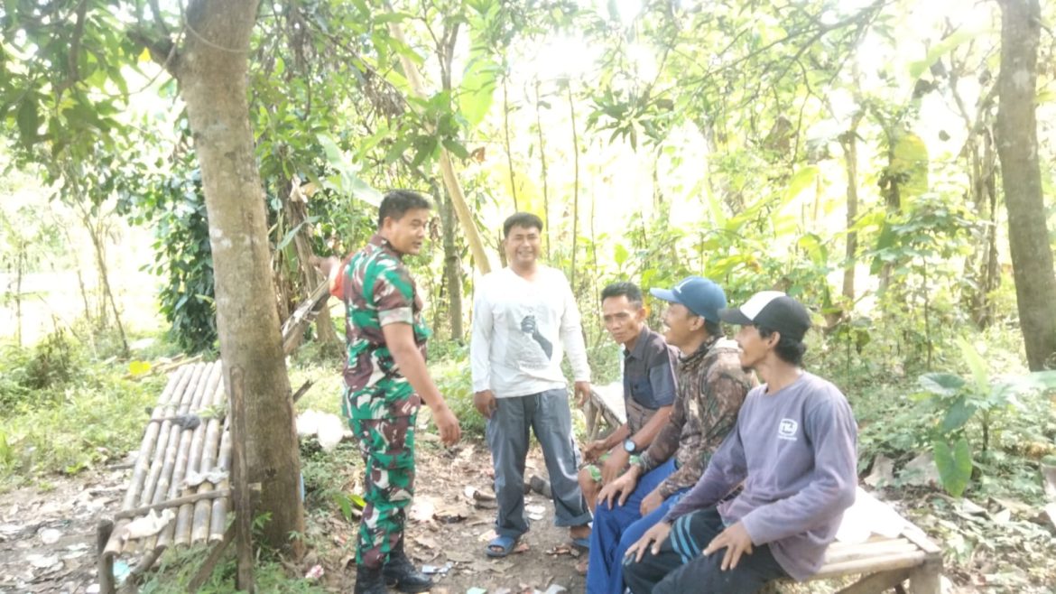 Koramil 1605 Sukagumiwang Indramayu Serda Soleh Melakukan Kegiatan Komunikasi Sosial Dengan Warga Masyarakat 