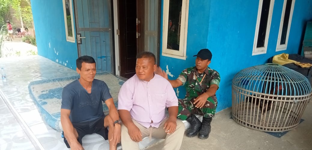 Anggota Koramil 1603 Lohbener Indramayu Melakukan Komsos dengan warga masyarakat desa Arahan lor 