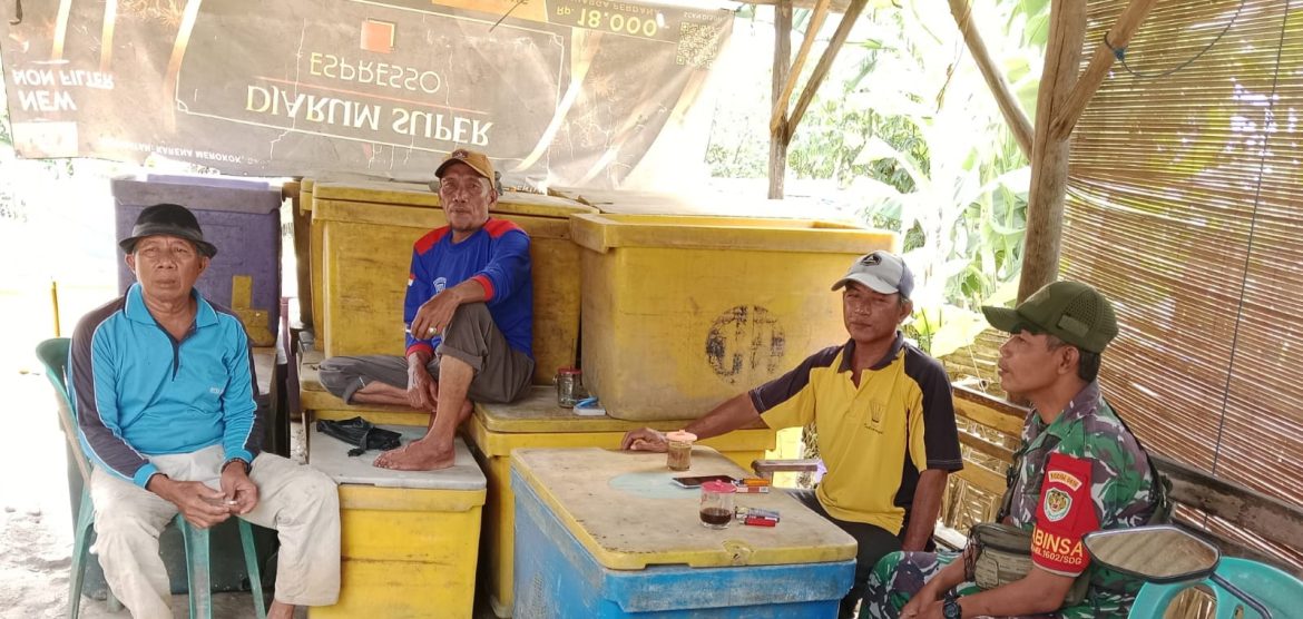 Babinsa Koramil 1602/Sindang Indramayu Melakukan Anjangsana Bersama Petani Nelayan Desa Brondong