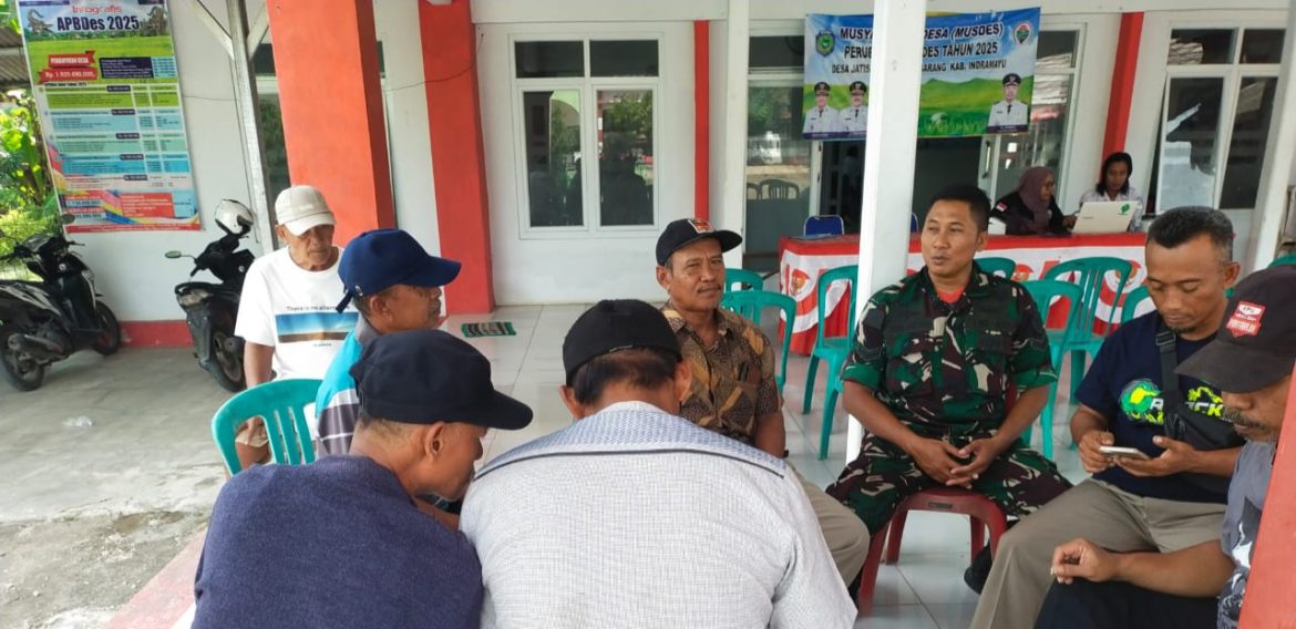 Sertu Juni Anton Anggota Koramil 1604/Jatibarang Indramayu Bersama Warga Masyarakat Blok Kuwod Desa Jatisawit 