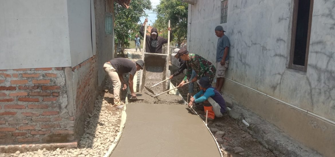Babinsa Koramil 1602 Sindang Indramayu Melakukan Karya Bakti Pengerasan Jalan Gang Desa Cantigi Kulon