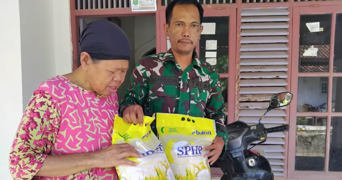 Koramil 1602 Sindang Indramayu Melakukan Penjualan Beras Medium Gerakan Pangan Murah di Masyarakat 