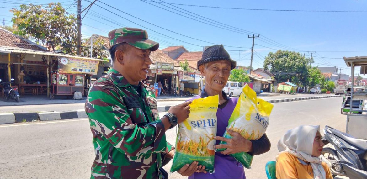 Koramil 1608 Karangampel Indramayu Melakukan Penjualan Beras Medium Kemasan 5 Kg SPHP